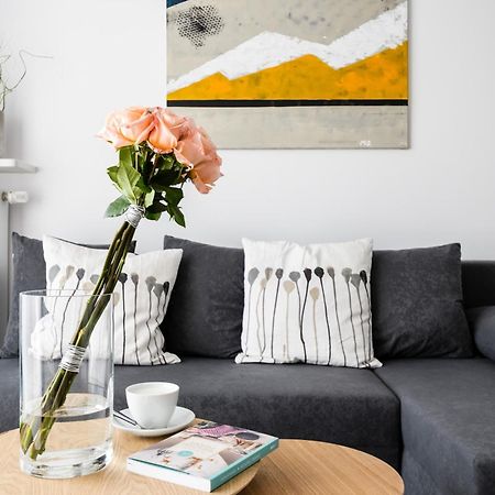 M&R Apartament Airport&Business Premium Komputerowa - Underground Garage - Free Wifi - Netflix - Self Check-In - 5 Min From Chopin Airport Warsaw Luaran gambar