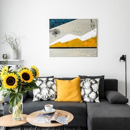 M&R Apartament Airport&Business Premium Komputerowa - Underground Garage - Free Wifi - Netflix - Self Check-In - 5 Min From Chopin Airport Warsaw Luaran gambar