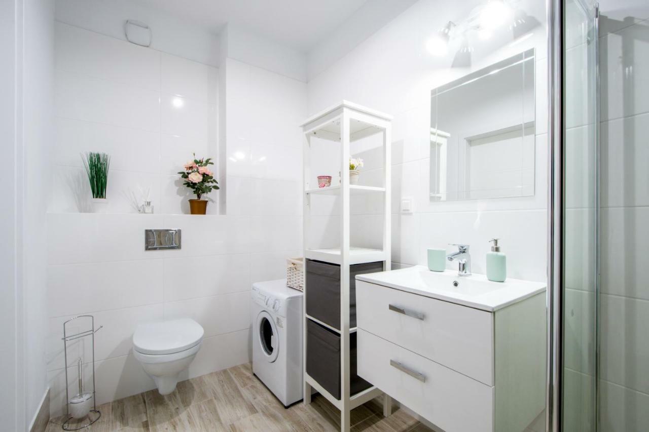 M&R Apartament Airport&Business Premium Komputerowa - Underground Garage - Free Wifi - Netflix - Self Check-In - 5 Min From Chopin Airport Warsaw Luaran gambar
