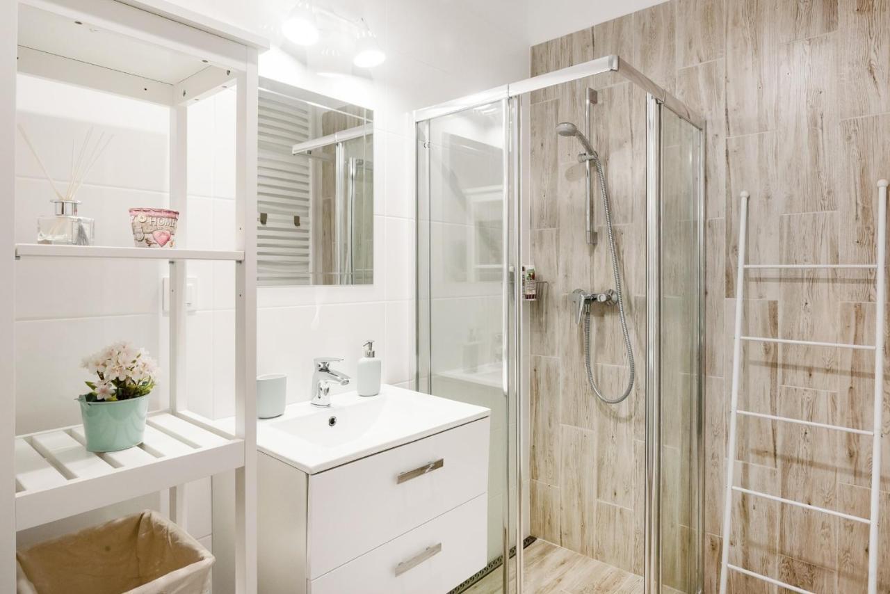 M&R Apartament Airport&Business Premium Komputerowa - Underground Garage - Free Wifi - Netflix - Self Check-In - 5 Min From Chopin Airport Warsaw Luaran gambar