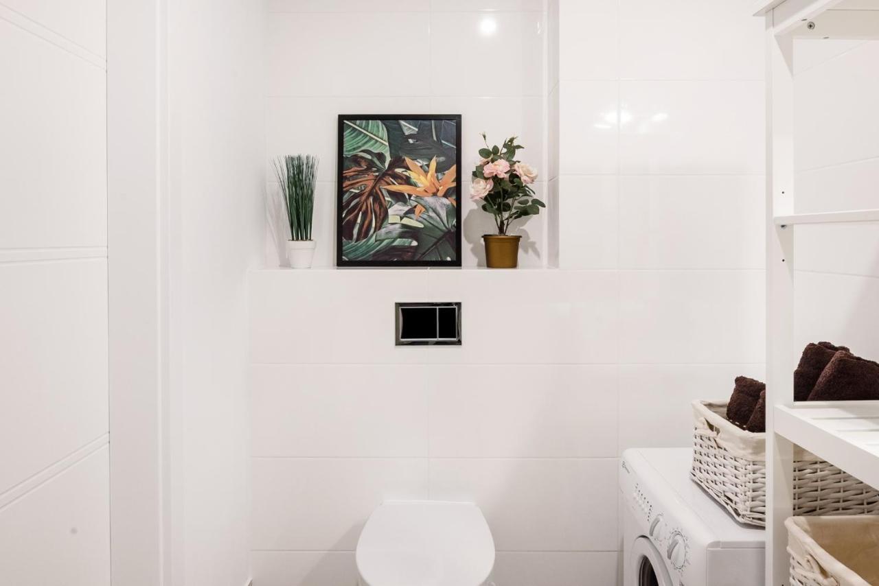 M&R Apartament Airport&Business Premium Komputerowa - Underground Garage - Free Wifi - Netflix - Self Check-In - 5 Min From Chopin Airport Warsaw Luaran gambar